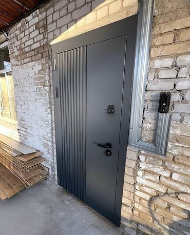 Дверь с металлорейкой
