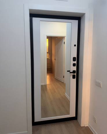 Дверь с ростовым зеркалом