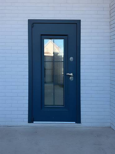 Металлическая дверь с большим стеклом