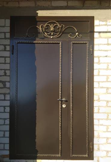 Дверь с коваными элементами