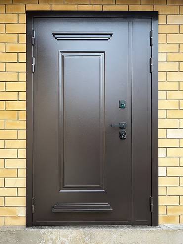 Полуторная дверь с металлобагетом