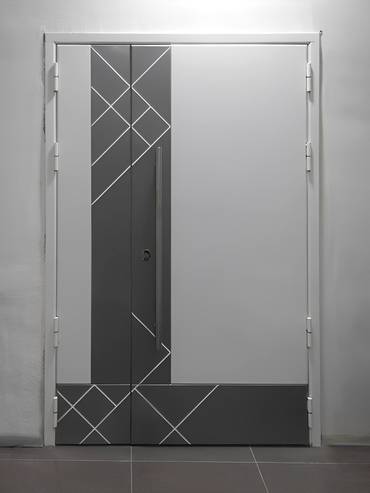 Тамбурная белая дверь с порошковым напылением и декором