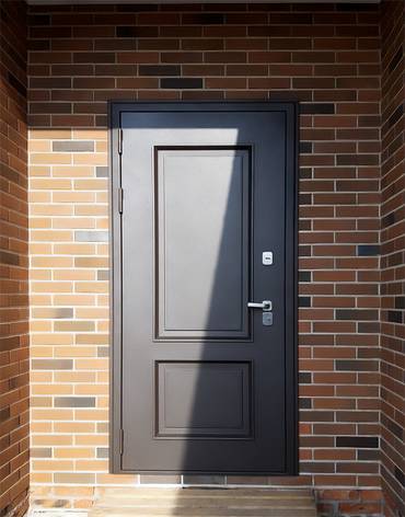 Уличная дверь с металлобагетом