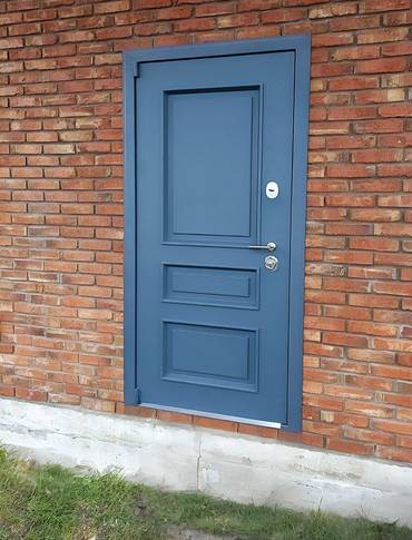 Уличная дверь с металлобагетом